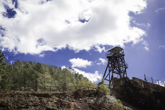 Malacate sobre la monta&ntilde;a roja