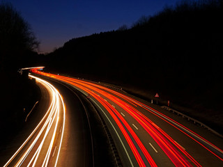 Fototapeta na wymiar Autobahn 4 mit Lichtspuren bei Nacht
