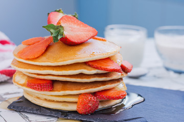 Pancakes with strawberries and honey