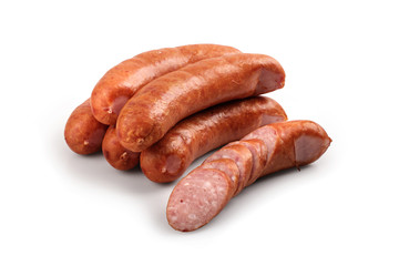 Kiełbasa. Serdelki cienkiej kiełbasy na białym tle.