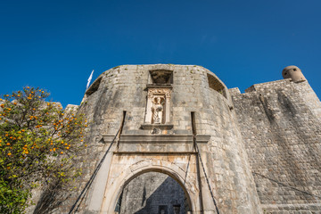Obraz premium Massive gates to the historic Old Town in Dubrovnik