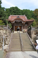 四国霊場第43番札所「明石寺」本堂と階段