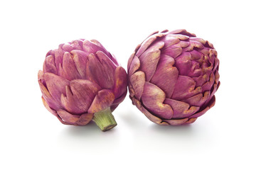 Obraz premium Purple artichokes on white background