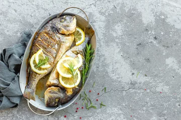Crédence de cuisine en plexiglas Poisson Dorado de poisson au four. Daurade ou poisson dorada grillés