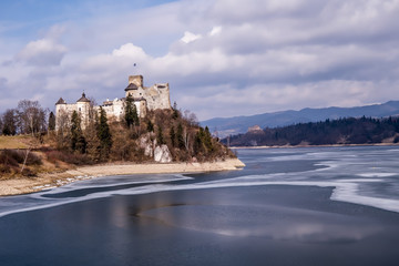 Widok na Zamek w Niedzicy i Jezioro Czorsztyńskie - obrazy, fototapety, plakaty
