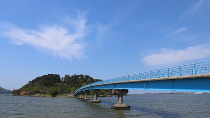 湖山池の青島を繋ぐ橋
