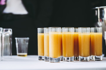 Verres de jus de fruits, buffet raffraichissements