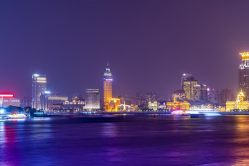 Fototapeta premium Nocny krajobraz architektoniczny w Bund, Szanghaj