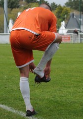 Obraz premium le footballeur change de chaussures