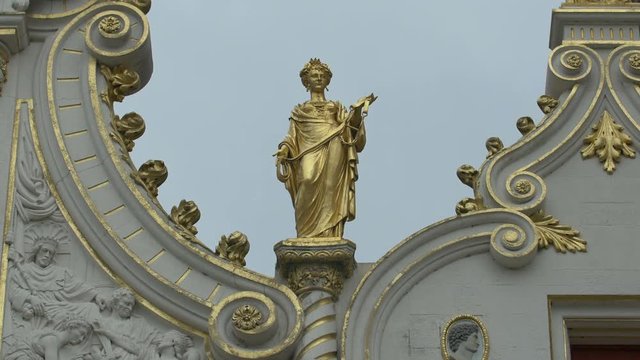 Golden statue of a woman on Oude Civiele Griffie