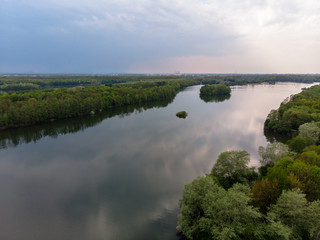 Panorama vom Unterbacher See mit Wolken im Himmel