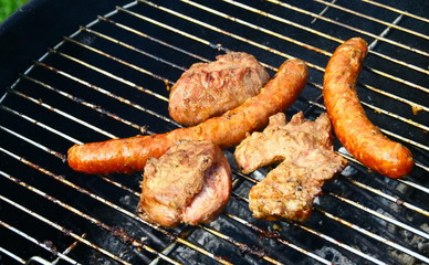 barbecue ,viande,grillade dans le jardin