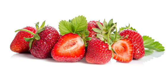 Obraz na płótnie Canvas tasty red strawberries isolated on white