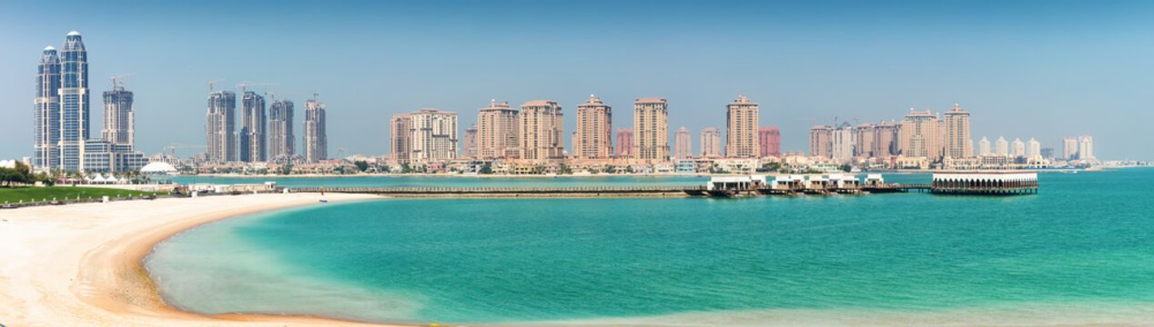 Sicht auf die Skyline der künstlichen Halbinsel Pearl von Doha, Katar