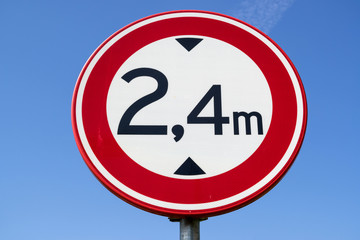 Dutch road sign: no access for vehicles with a height greater than 2.4 m