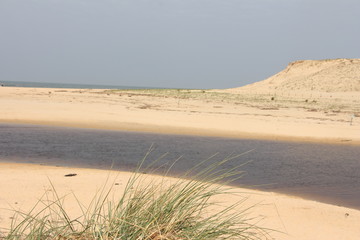 Vue océan plage des Landes Moliets embouchure du courant d'Huchet avec dune