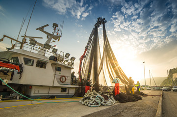 Descargando la red de pesca