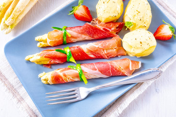 asparagus ham rolls with strawberries and hollandaise
