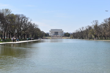 Obraz premium Famous Lincoln Memorial on the Lincoln Memorial Reflecting Pool in USA