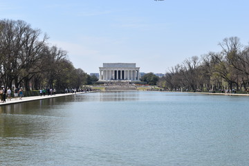 Obraz premium Famous Lincoln Memorial on the Lincoln Memorial Reflecting Pool in USA