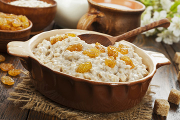 Oatmeal with raisin