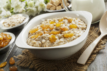 Oatmeal with raisin