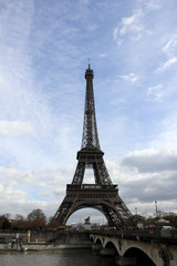 Fototapeta na wymiar Эйфелева башня в Париже, вид с площади Трокадеро