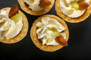 Tartlet with cream, grape and almond