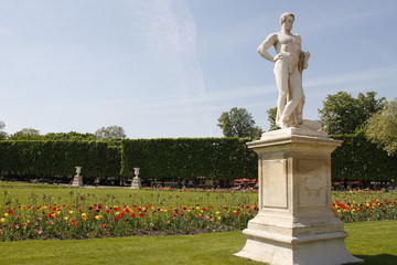 Fototapeta na wymiar Statue du Jardin des Tuileries à Paris 