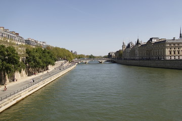 Fototapeta na wymiar Quai de Seine à Paris