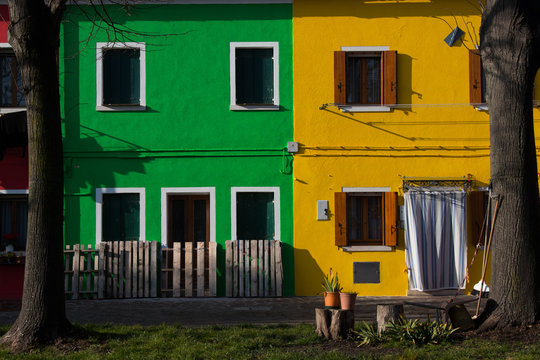 Casas coloridas de Burano, amarillo y verde