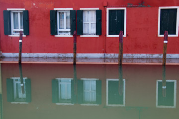 Casa con ventanas de Torcello reflejada en el agua