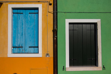 Ventanas asimétricas en paredes de color de Burano