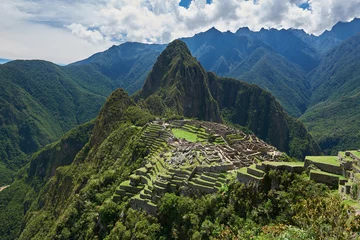 Glasschilderij Machu Picchu Drone uitzicht op Machu Picchu