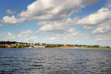 Fototapeta na wymiar city on the bank of the Volga River