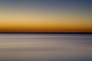 Meer und Horizont nach Sonnenuntergang in Le Morne, Mauritius, Afrika, abstrakte Darstellung.
