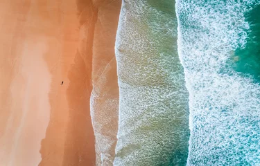 Fotobehang Luchtfoto van een man die langs een strand in Asturië loopt © Farnaces