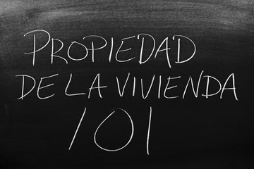 Obraz premium The words Propiedad De La Vivienda 101 on a blackboard in chalk