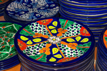 Los platos hechos de cerámica de talavera tienen mucho color azul.
