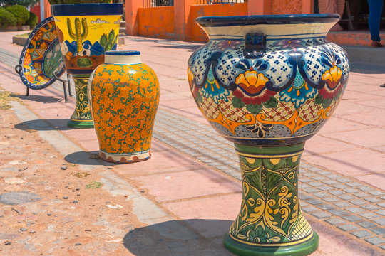 Los floreros de talavera est&aacute;n en la callle.