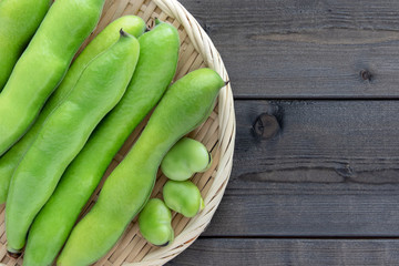 ざるに盛り付けさられたそら豆