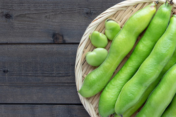 ざるに盛り付けさられたそら豆 © photo@n