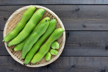 ざるに盛り付けさられたそら豆