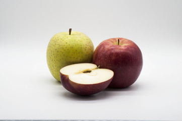 Maça verde e vermelha