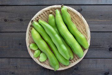 ざるに盛り付けさられたそら豆