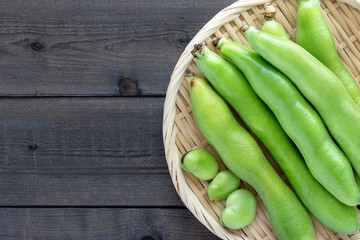 ざるに盛り付けさられたそら豆