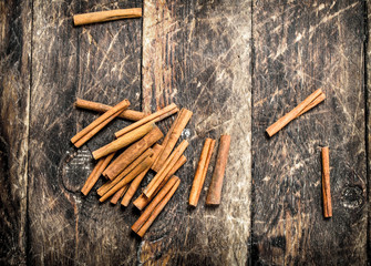 Cinnamon spice sticks .