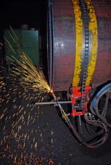 The welding machine brews the pipe at the factory