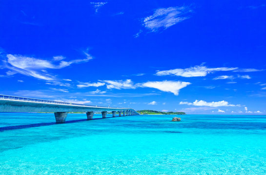 Fototapeta 真夏の宮古島。宮古島側から見た池間大橋    