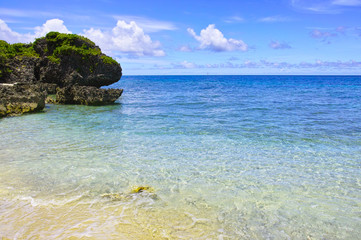真夏の宮古島。池間島のイキヅービーチにあるゴリラ岩

